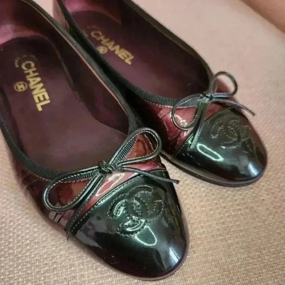 CHANEL Authentic CC Burgundy + Black Patent Leather Bow Ballet Flats Size 5 | 35 - Picture 6 of 11